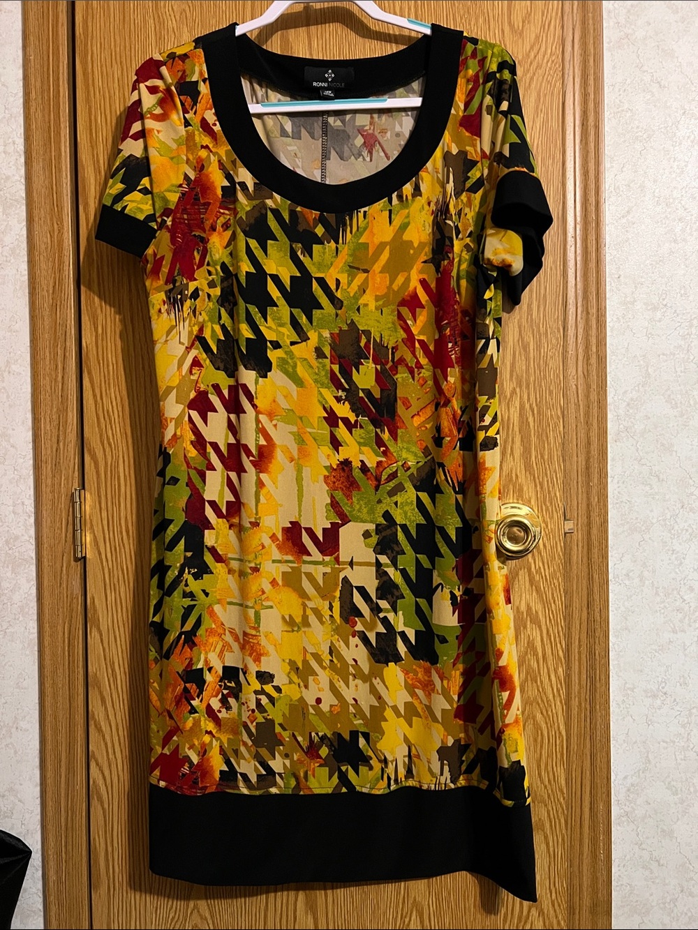 Ronni Nicole Multicolor Abstract Houndstooth Tunic with Black Trim